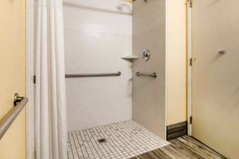 QUALITY INN AND SUITES ALBANY CORVA 10