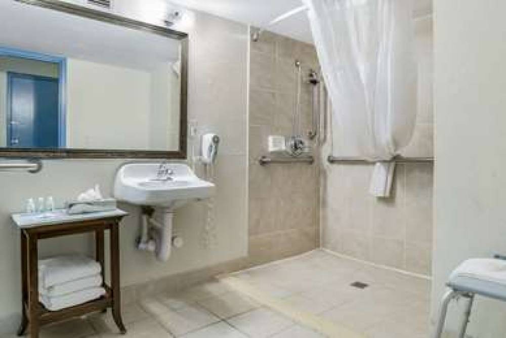 Quality Inn And Suites Banquet Center 9