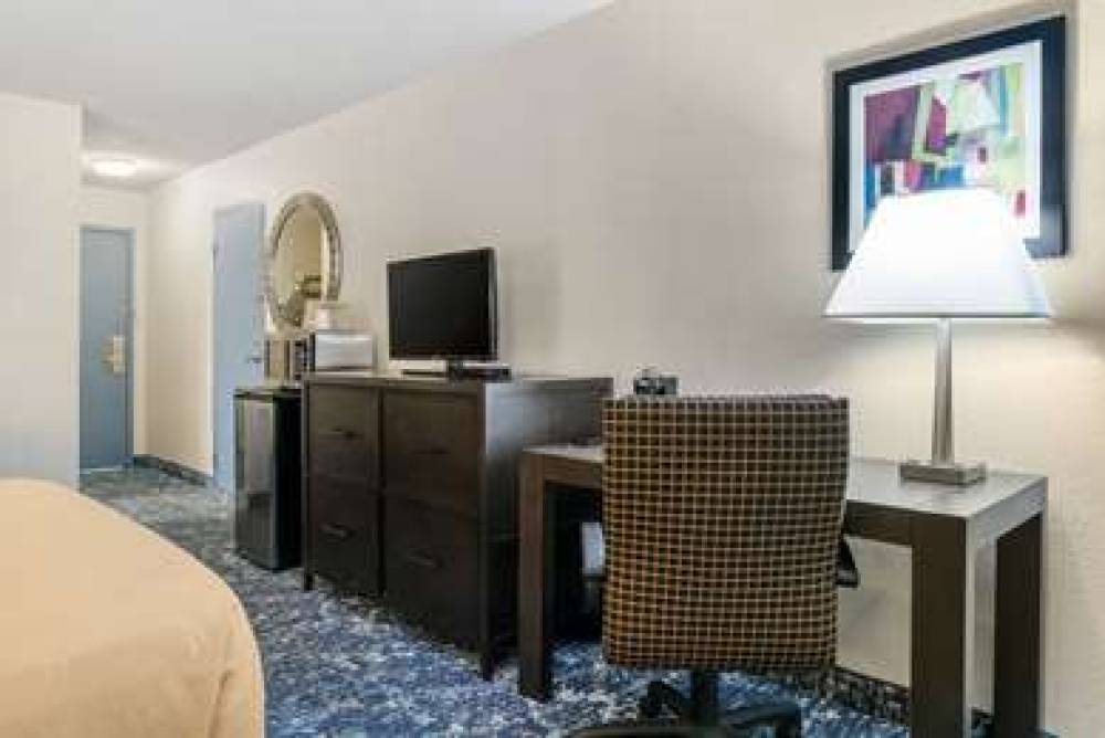 Quality Inn And Suites Banquet Center 10