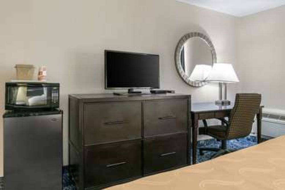 Quality Inn And Suites Banquet Center 6