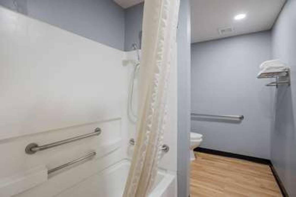 QUALITY INN AND SUITES BLUE SPRINGS 10