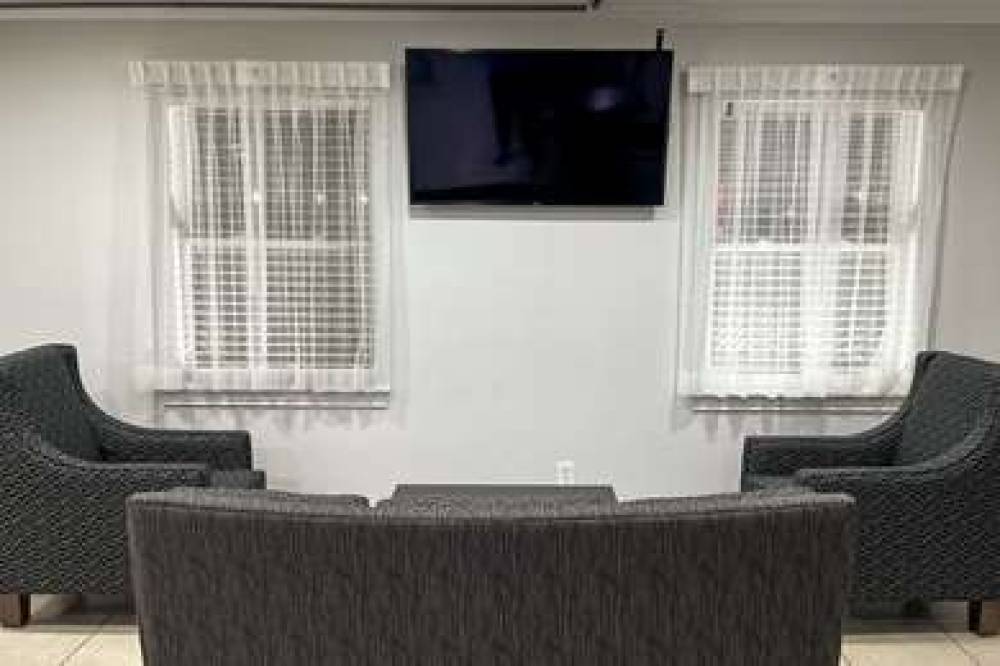 QUALITY INN AND SUITES COLUMBUS WES 6