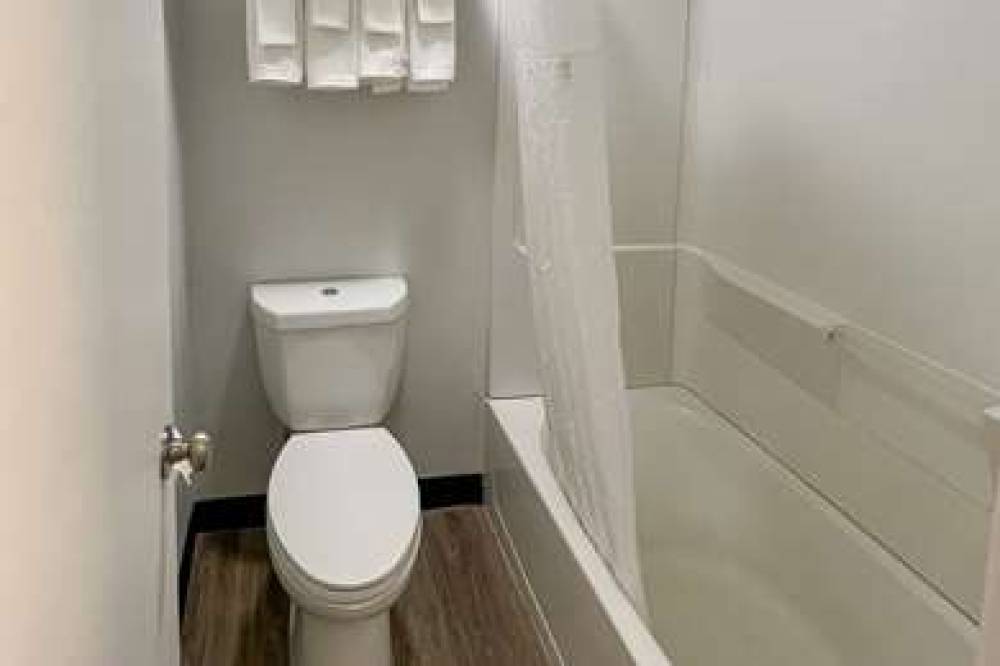 QUALITY INN AND SUITES COLUMBUS WES 3