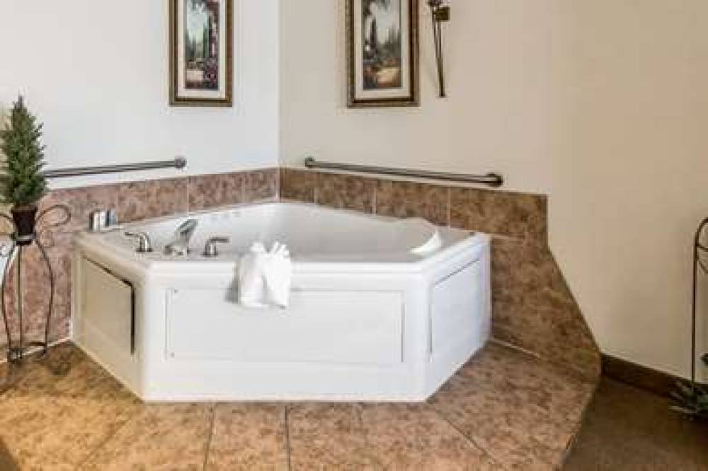 QUALITY INN AND SUITES GUYMON 5