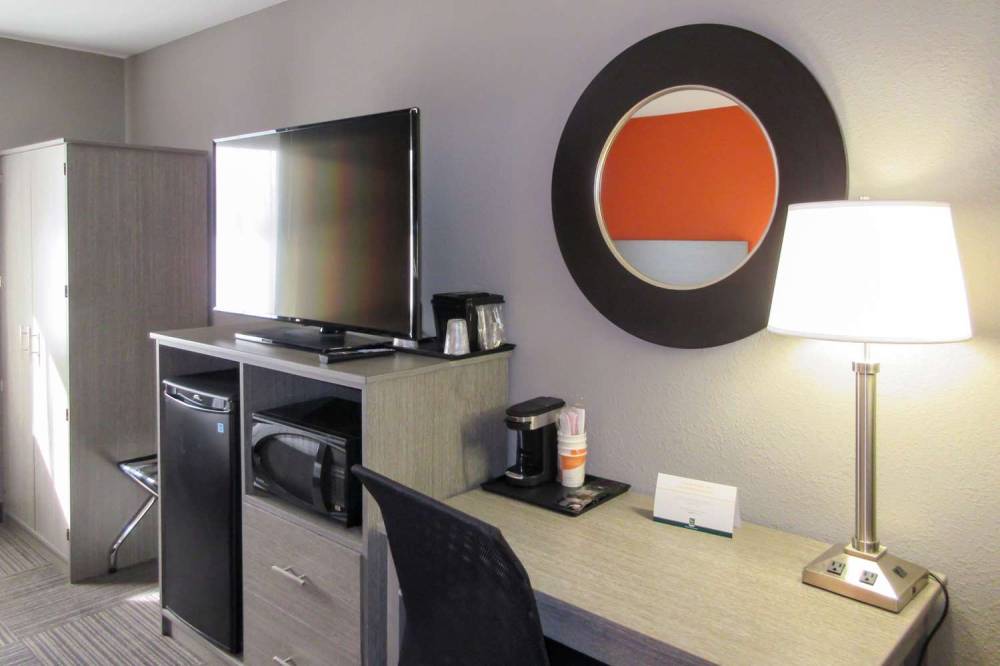 QUALITY INN AND SUITES HAMMOND 10