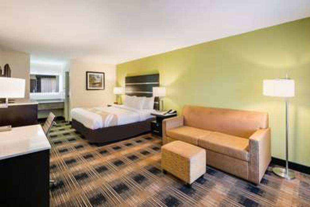 QUALITY INN AND SUITES MT CHALET 7