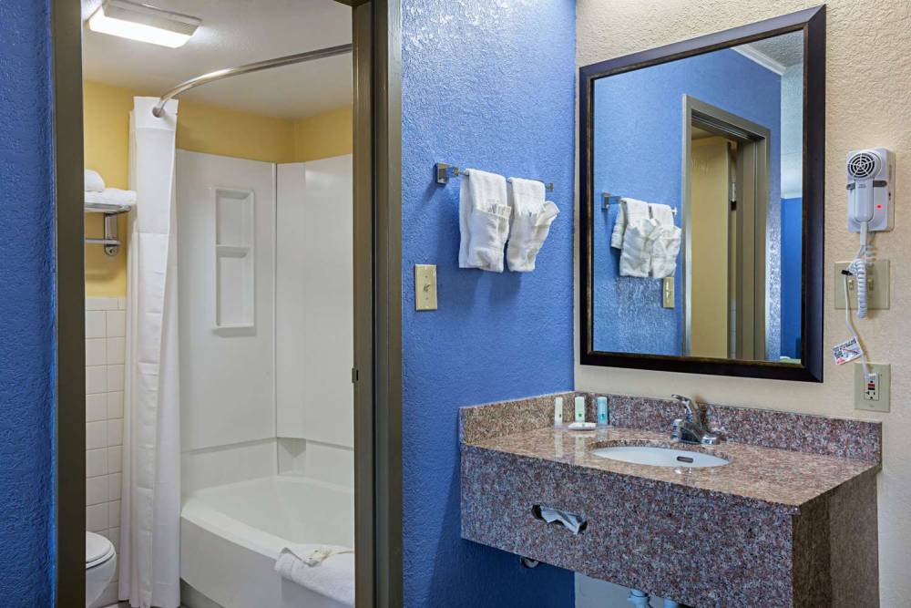 QUALITY INN AND SUITES NEAR SIX FLA 3