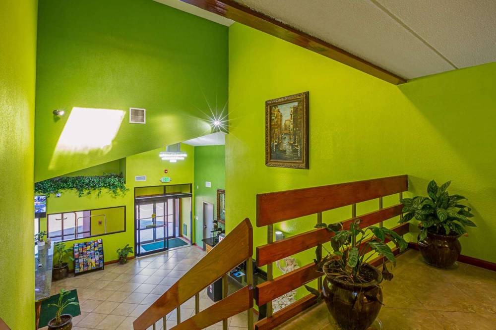 QUALITY INN AND SUITES NEAR SIX FLA 7