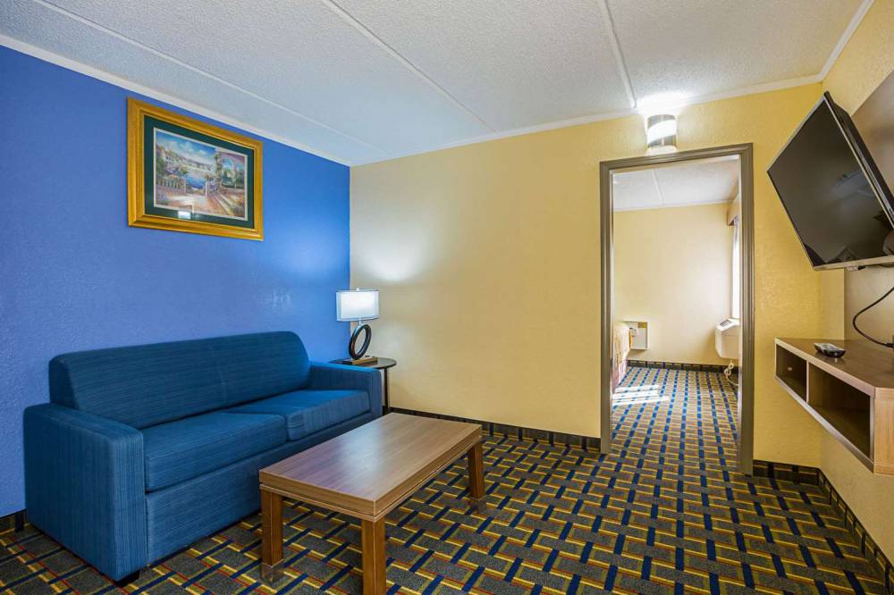 QUALITY INN AND SUITES NEAR SIX FLA 2