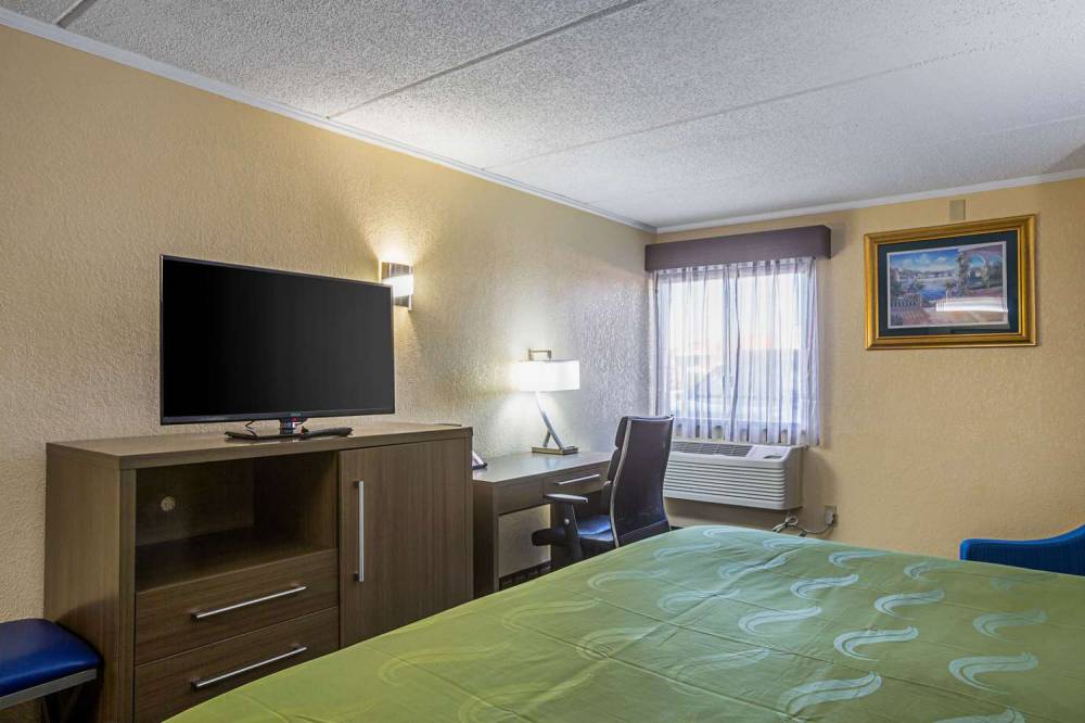 QUALITY INN AND SUITES NEAR SIX FLA 10