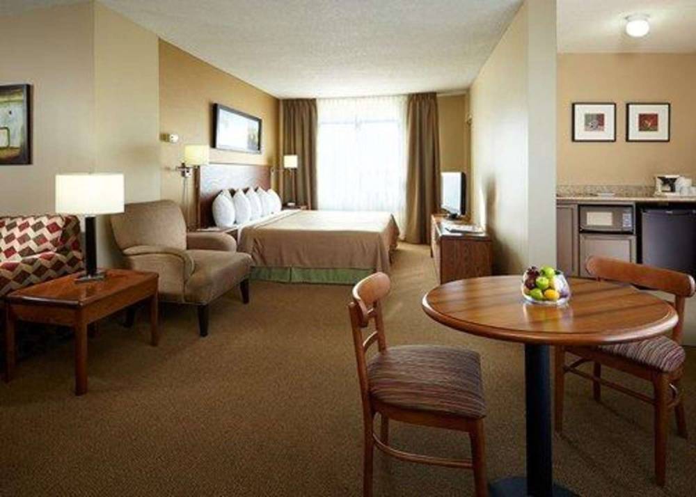 Quality Inn And Suites P.E. Trudeau Airport 2