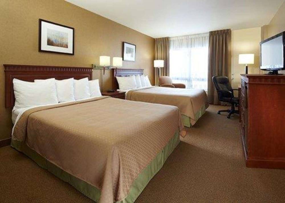 Quality Inn And Suites P.E. Trudeau Airport 8