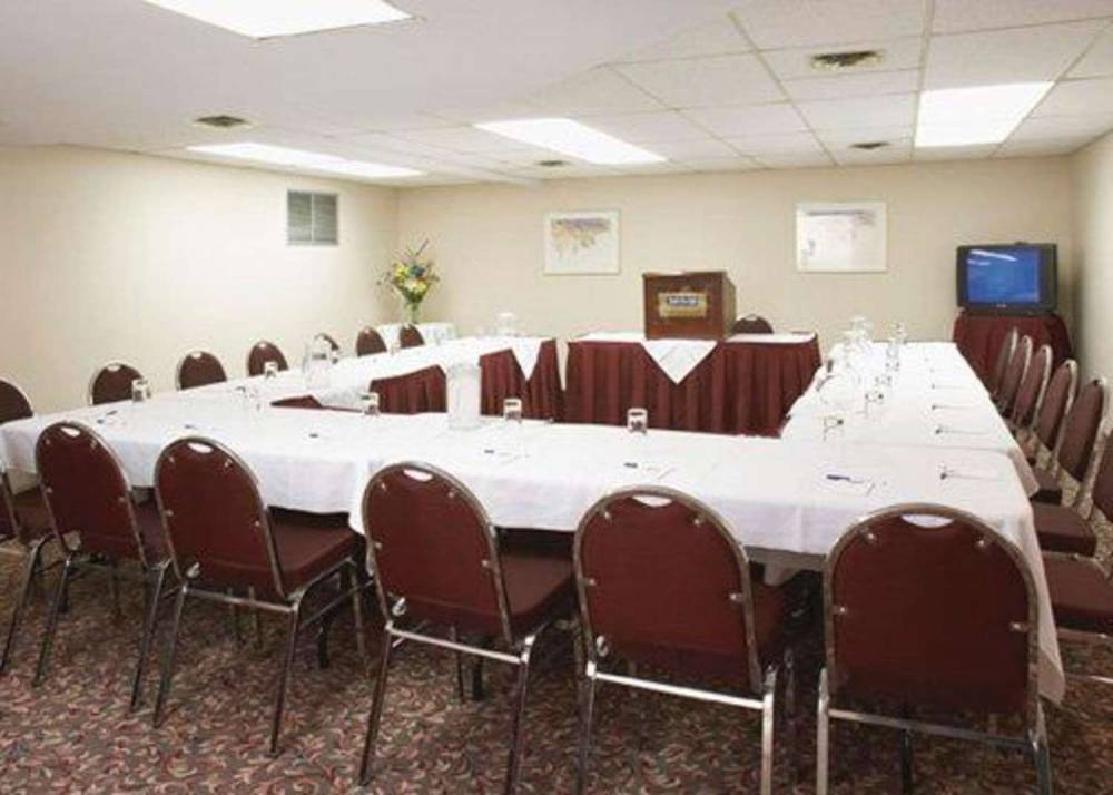 Quality Inn And Suites P.E. Trudeau Airport 9