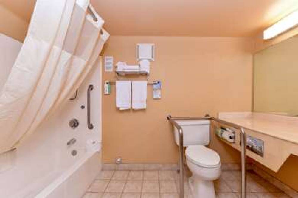 Quality Inn And Suites 8