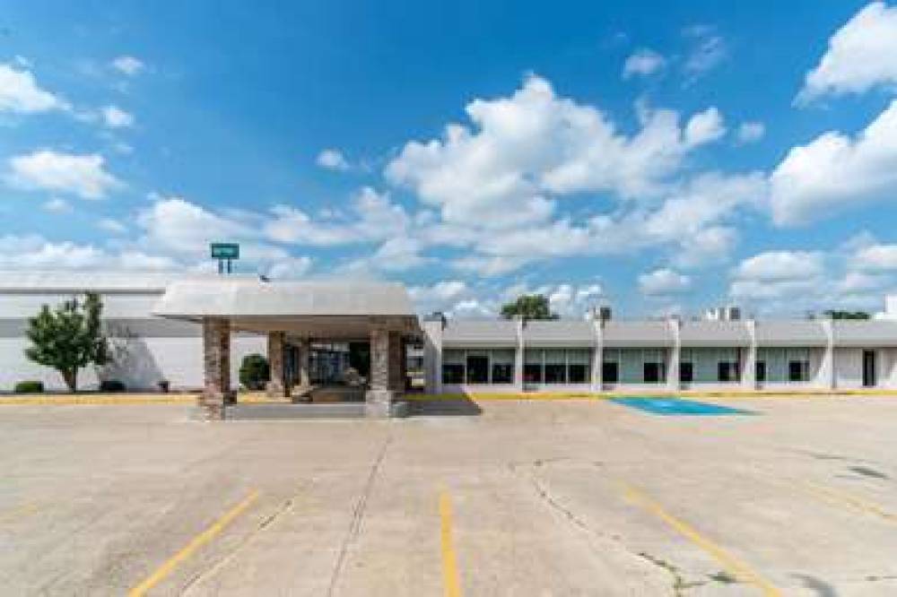 QUALITY INN AND SUITES VANDALIA NEA 10