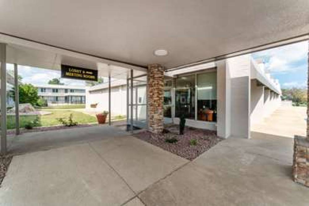 QUALITY INN AND SUITES VANDALIA NEA 4