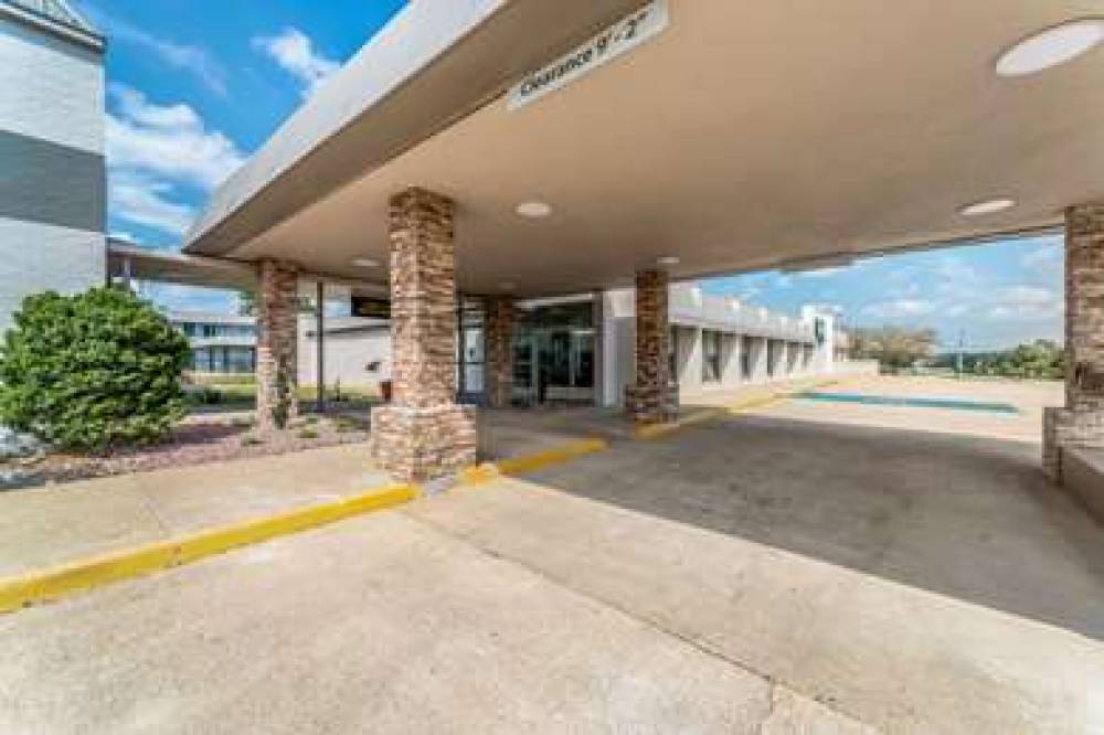 QUALITY INN AND SUITES VANDALIA NEA 9