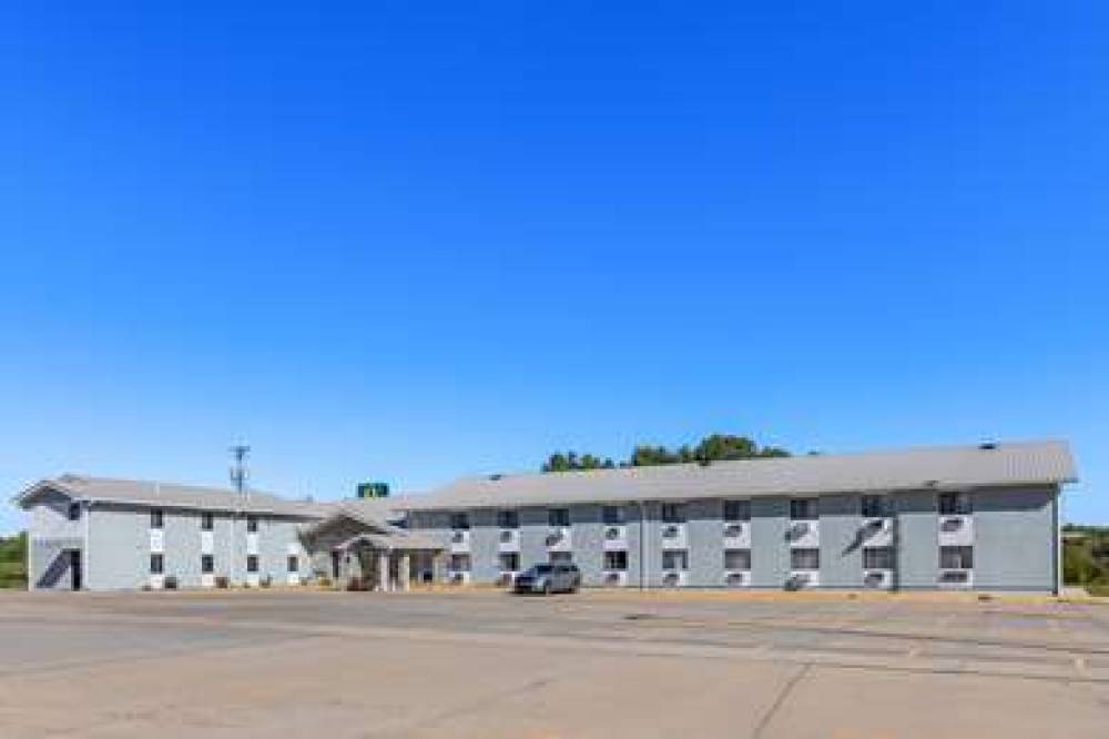 QUALITY INN OSKALOOSA 6