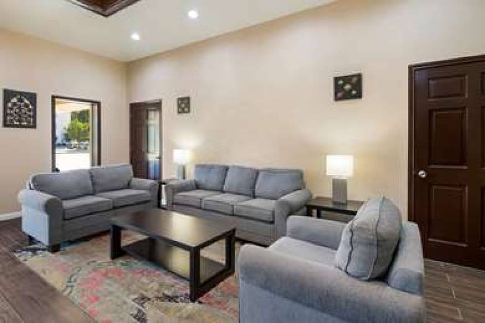 Quality Inn & Suites 4