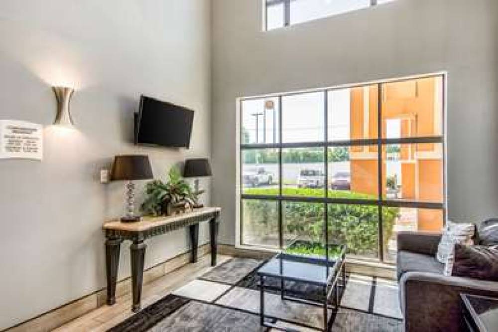 Quality Suites Maumelle 8
