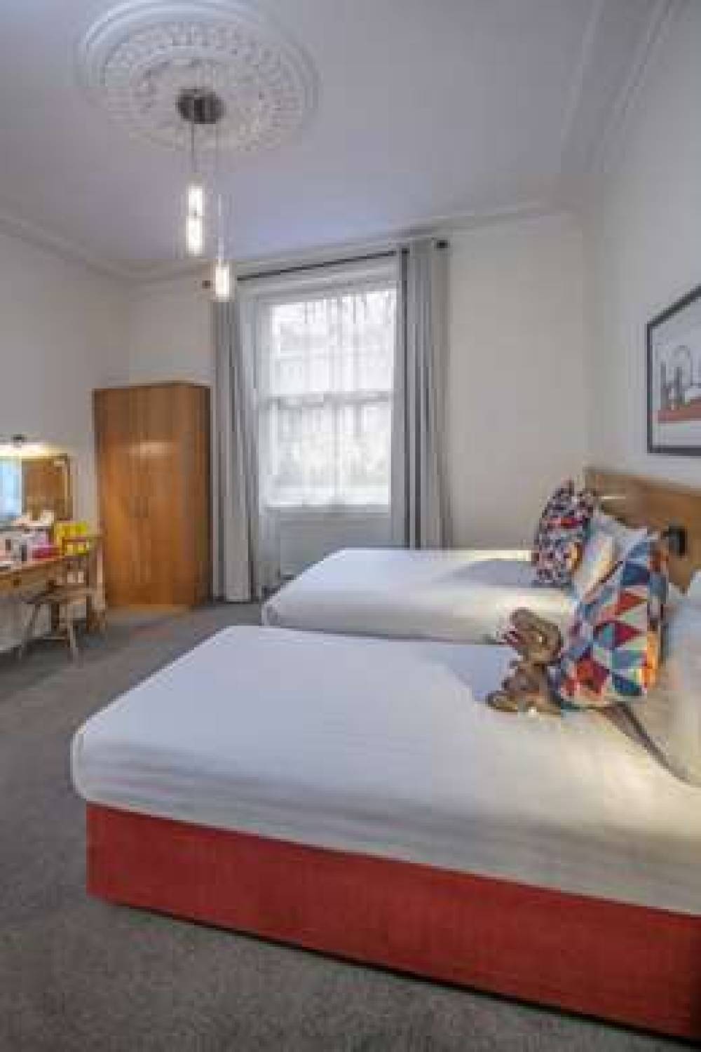 QUEENSWAY HOTEL 9