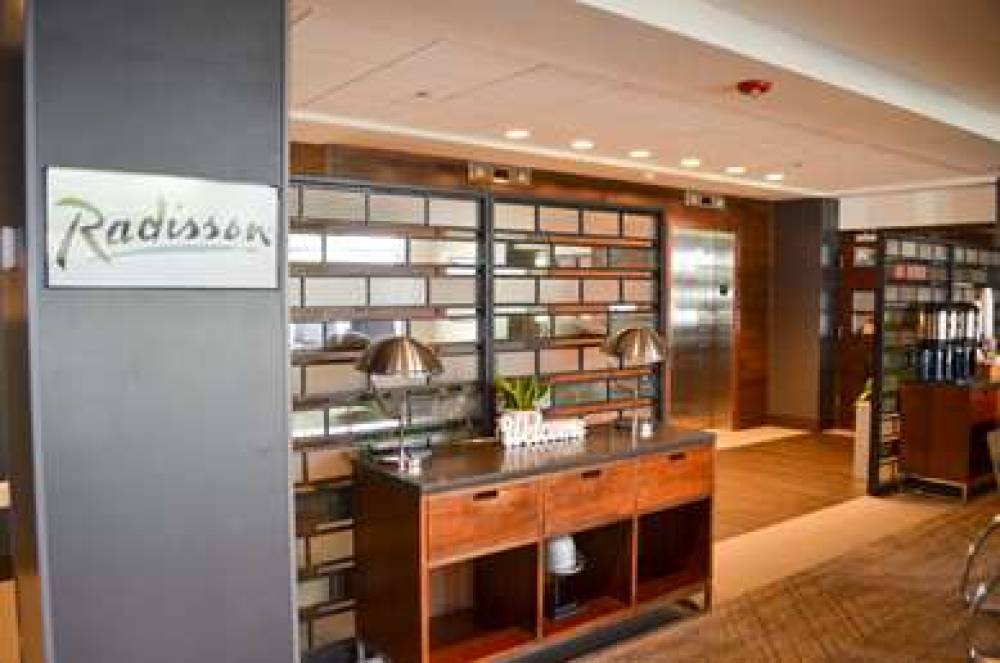 RADISSON HOTEL DETROIT METRO AIRPOR 2