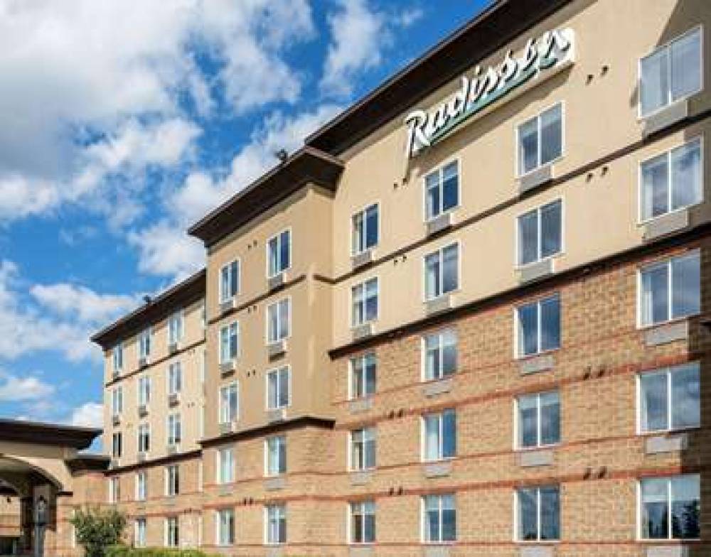 Radisson Hotel And Suites Fort Mcmu