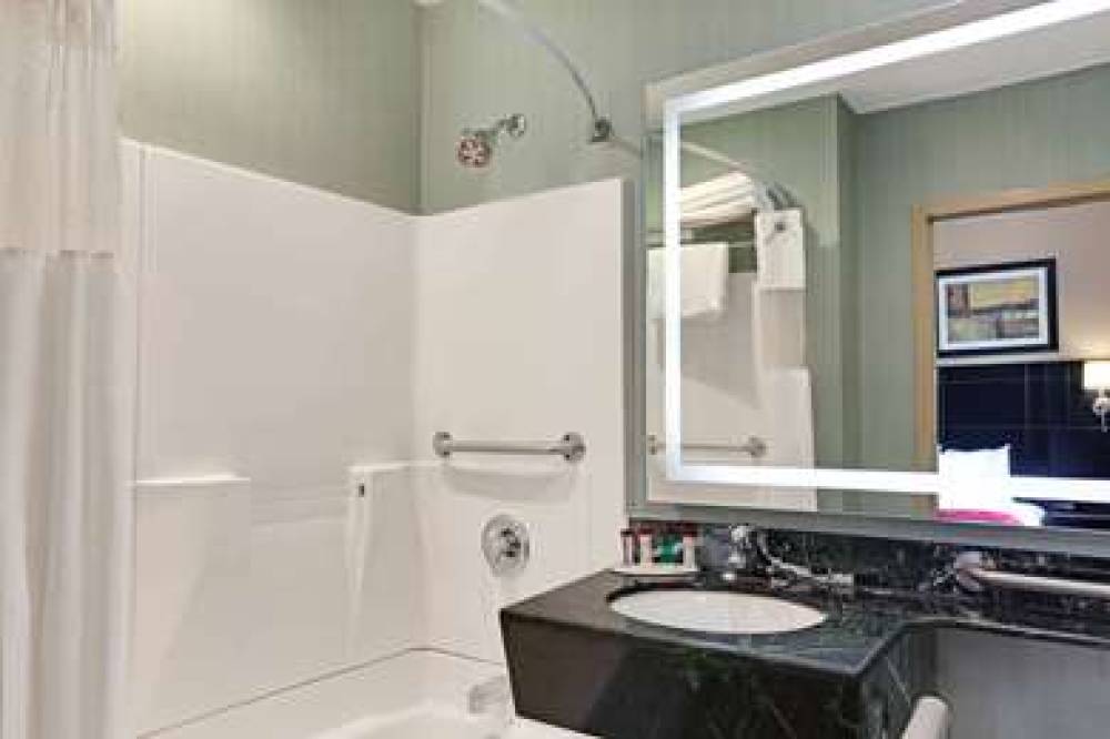 Ramada Bronx 6