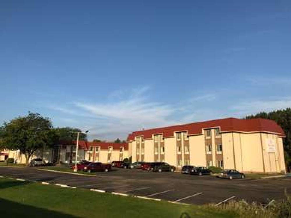 RAMADA BY WYNDHAM ALBERT LEA 1