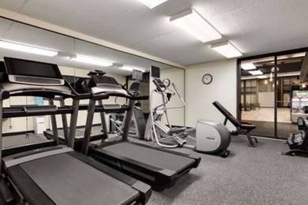 RAMADA BY WYNDHAM ALPENA HOTEL & CO 8
