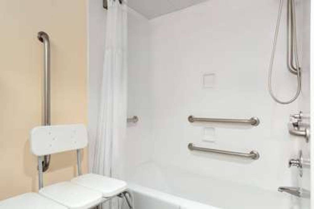 RAMADA BY WYNDHAM ALPENA HOTEL & CO 9