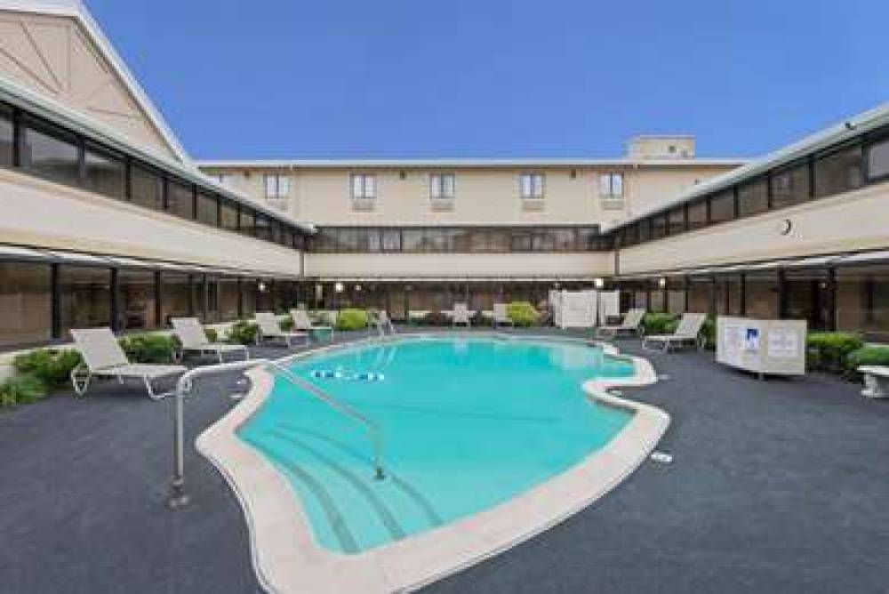 Ramada By Wyndham Boston 8