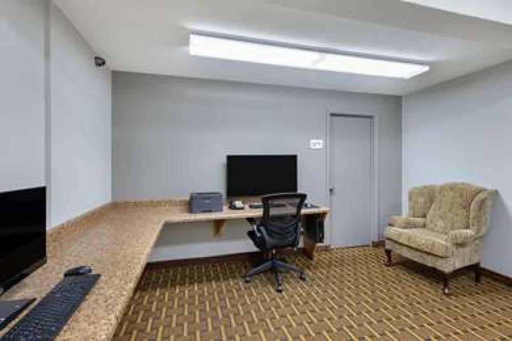 Ramada By Wyndham Bowling Green 3