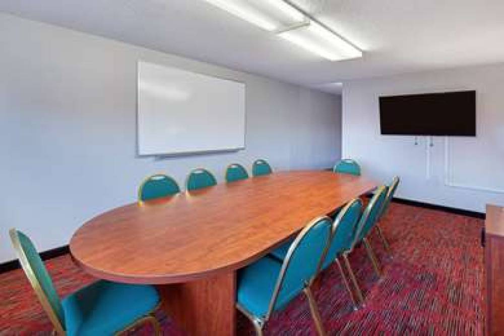 Ramada By Wyndham Bowling Green 10