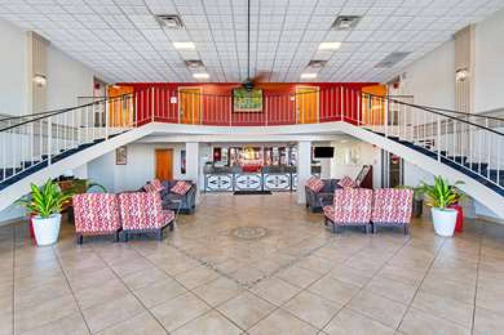 Ramada By Wyndham Bowling Green 9