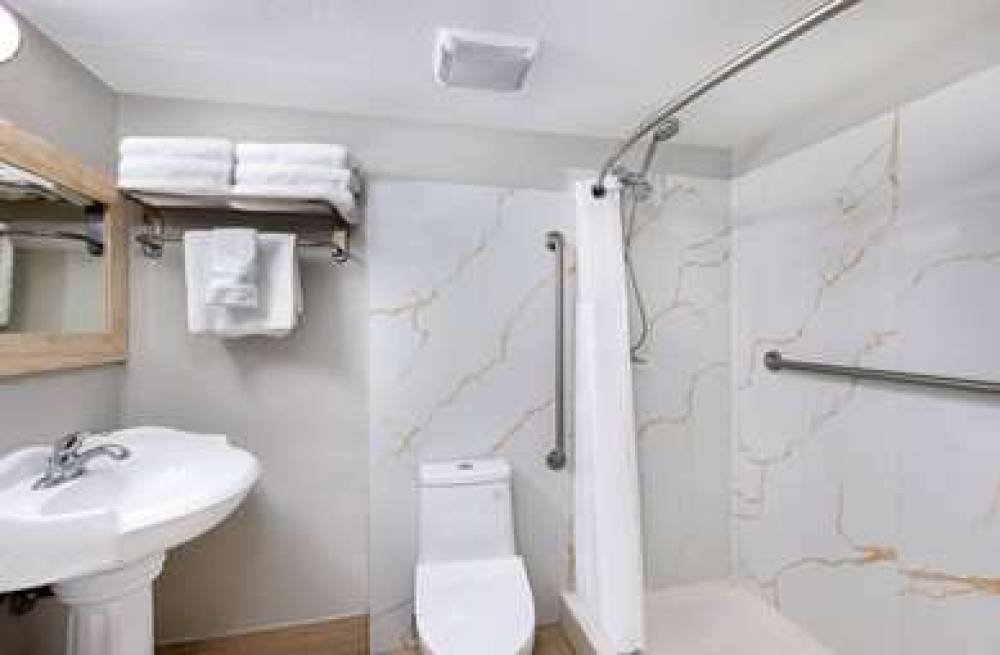 Ramada By Wyndham Bowling Green 2