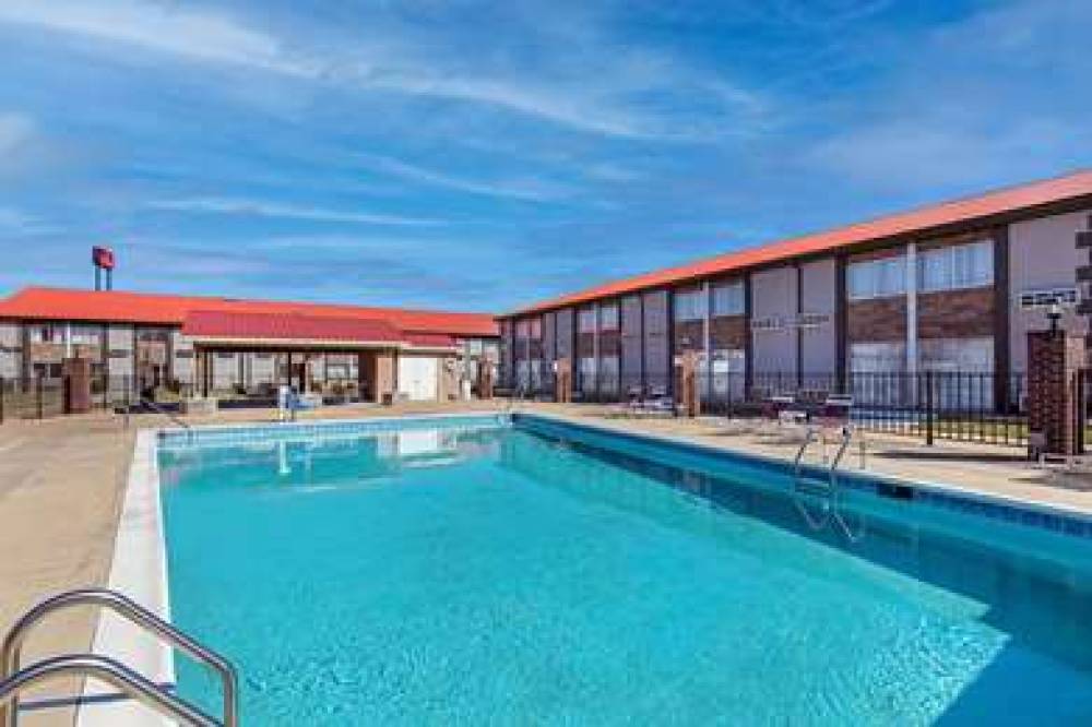 Ramada By Wyndham Bowling Green 1