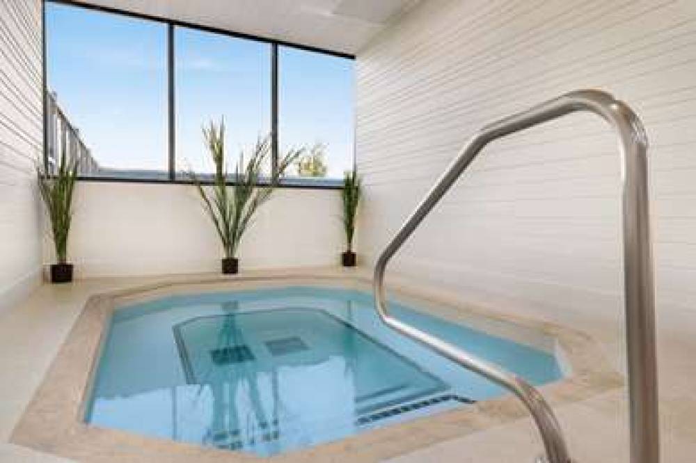 Ramada By Wyndham Cornwall 8