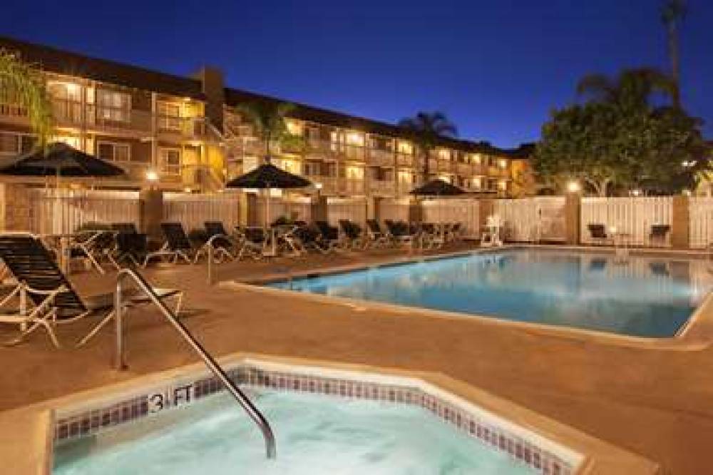 Ramada By Wyndham Costa Mesa/Newport Beach 4