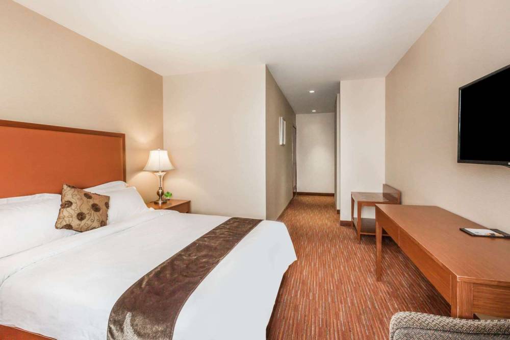 RAMADA BY WYNDHAM FLUSHING QUE 5