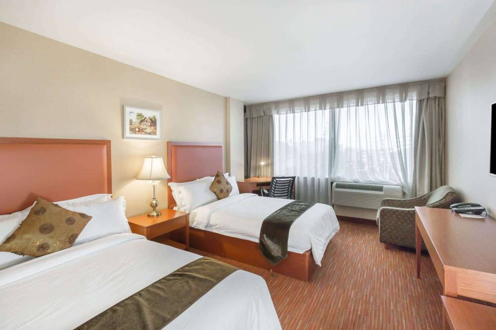 RAMADA BY WYNDHAM FLUSHING QUE 1