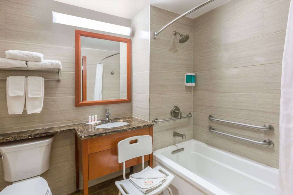 RAMADA BY WYNDHAM FLUSHING QUE 7