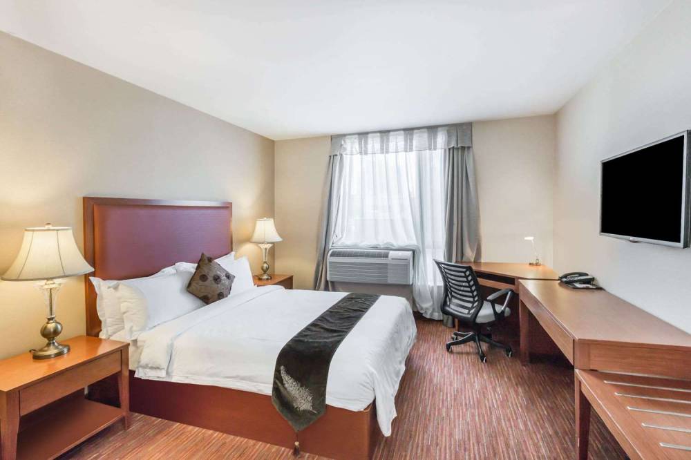 RAMADA BY WYNDHAM FLUSHING QUE 10