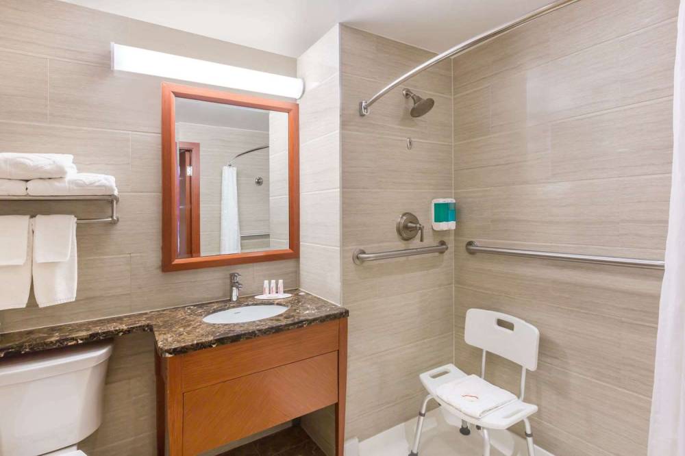 RAMADA BY WYNDHAM FLUSHING QUE 4