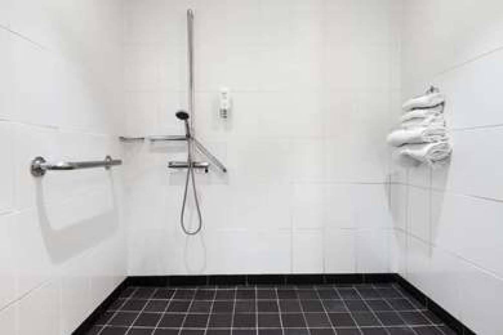 RAMADA BY WYNDHAM HOUNSLOW - HEATHR 6