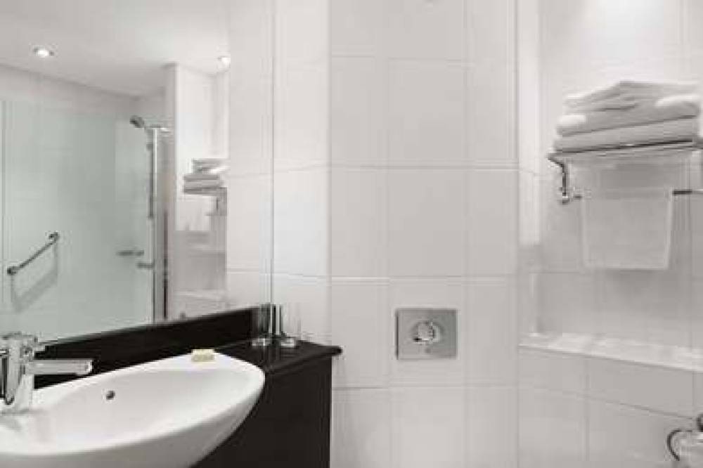RAMADA BY WYNDHAM HOUNSLOW - HEATHR 9