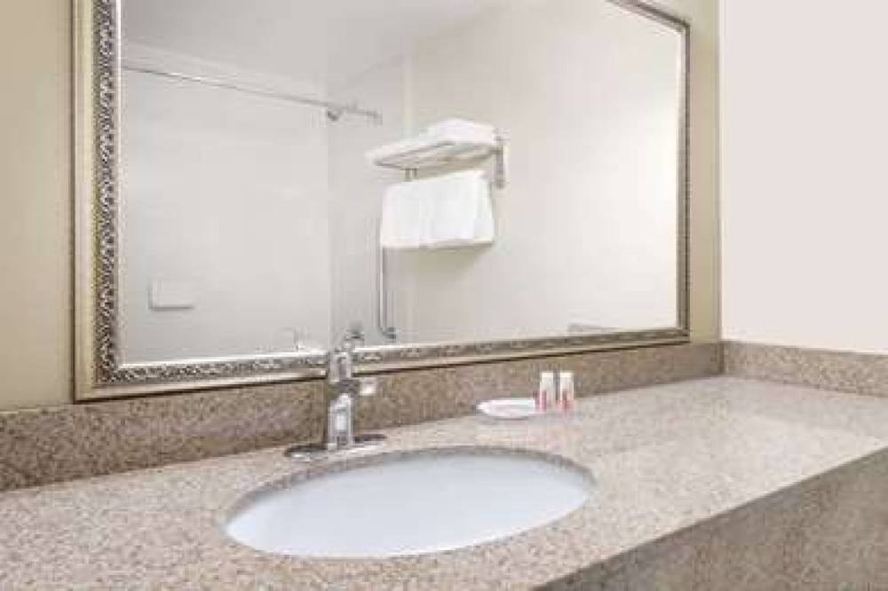 Ramada By Wyndham London 6
