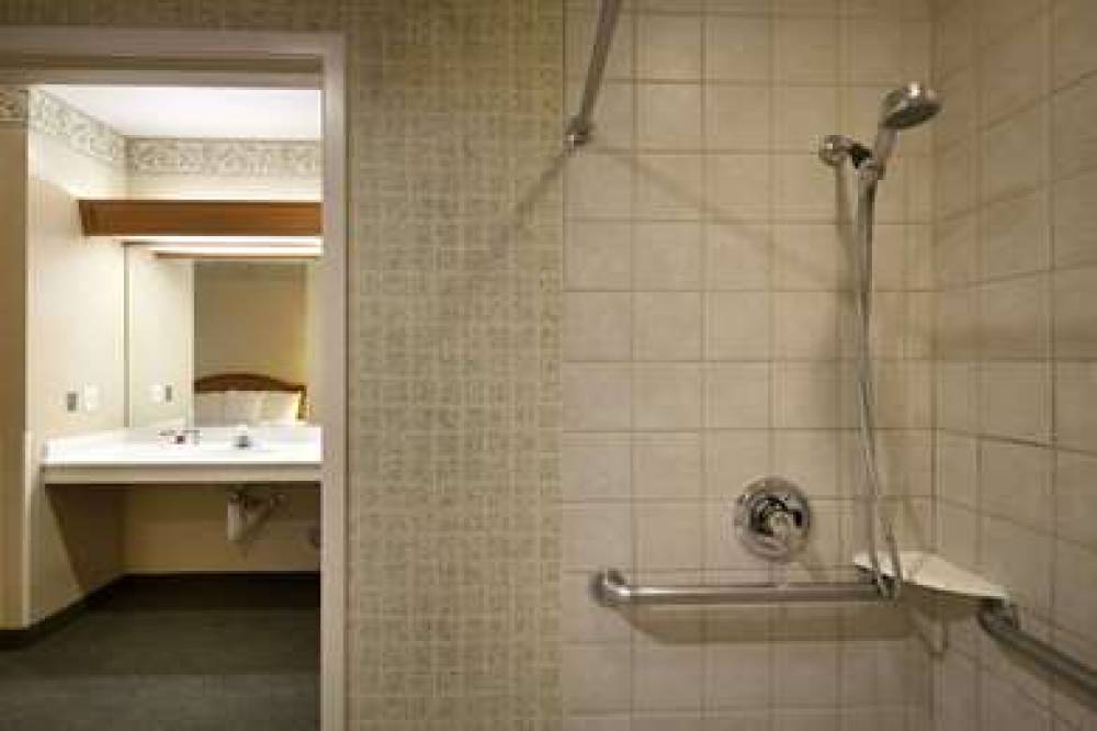 RAMADA BY WYNDHAM OLYMPIA 3