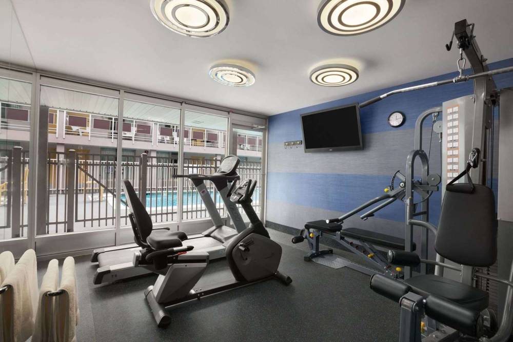 Ramada By Wyndham Rockville Centre 8