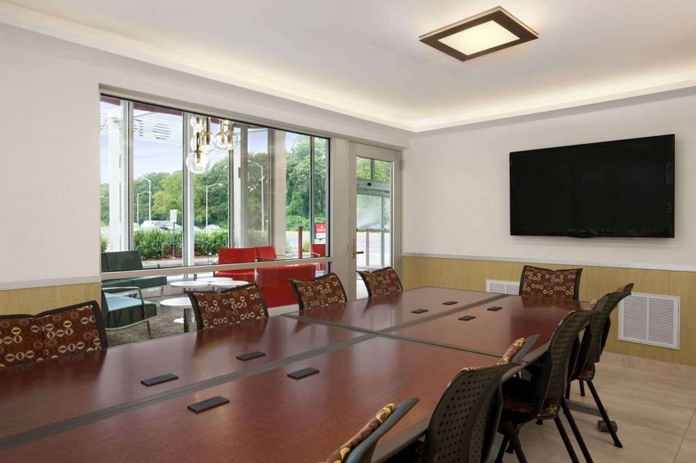 Ramada By Wyndham Rockville Centre 5